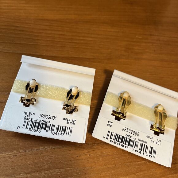 VINTAGE CRAZY HORSE LARGE CLIP ON GOLD TONE EARRINGS MODERNIST DESIGN 2 PAIR! - Picture 3 of 4